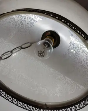 Lámpara colgante antigua con pantalla de vidrio esmerilado y detalles en latón - miniatura 5