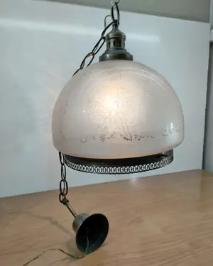 Lámpara colgante antigua con pantalla de vidrio esmerilado y detalles en latón - miniatura 6