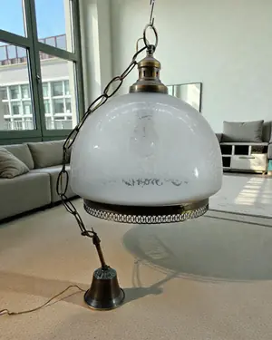 Lámpara colgante antigua con pantalla de vidrio esmerilado y detalles en latón - miniatura 1