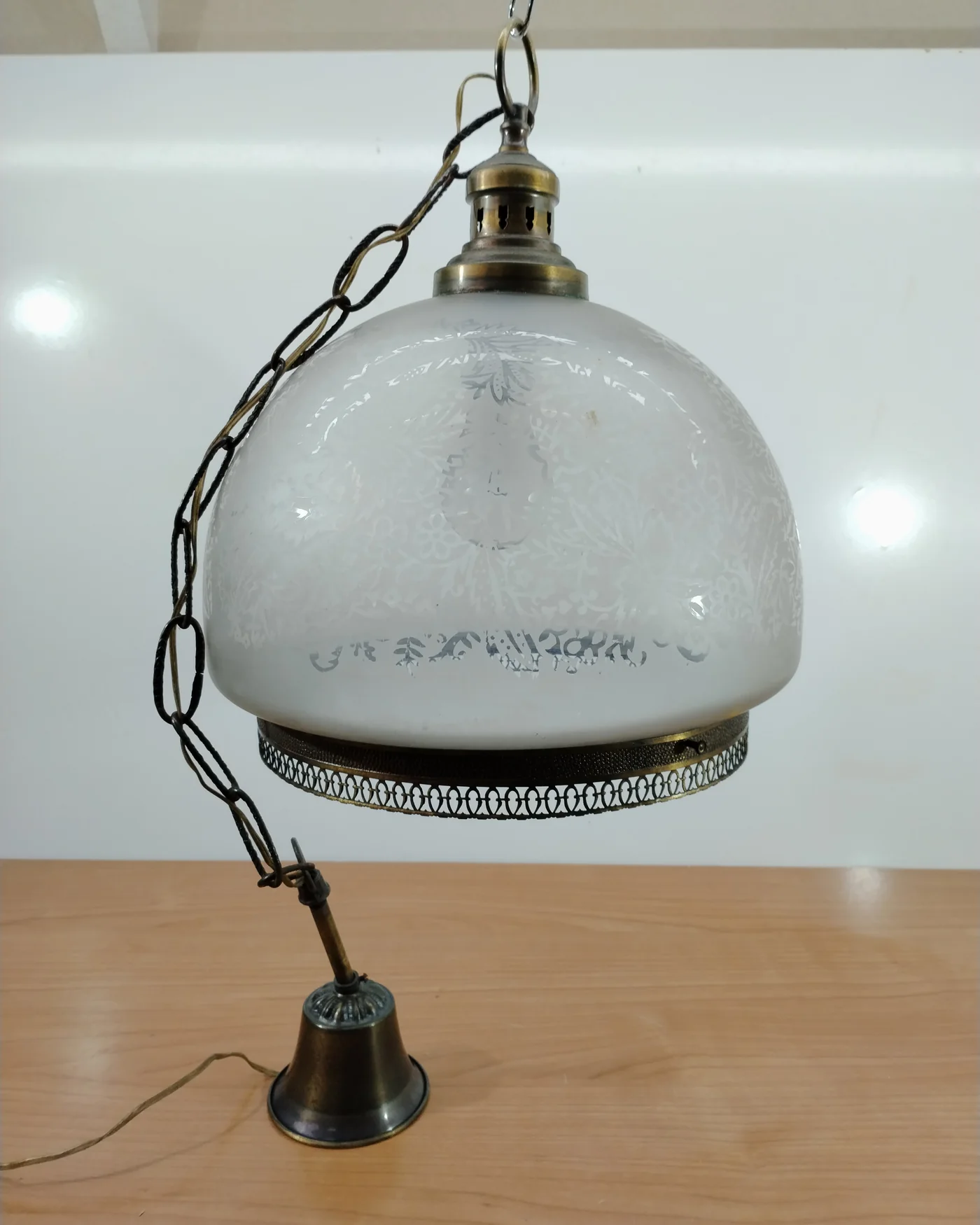 Lámpara colgante antigua con pantalla de vidrio esmerilado y detalles en latón - imagen 2