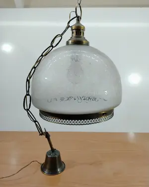 Lámpara colgante antigua con pantalla de vidrio esmerilado y detalles en latón - miniatura 2