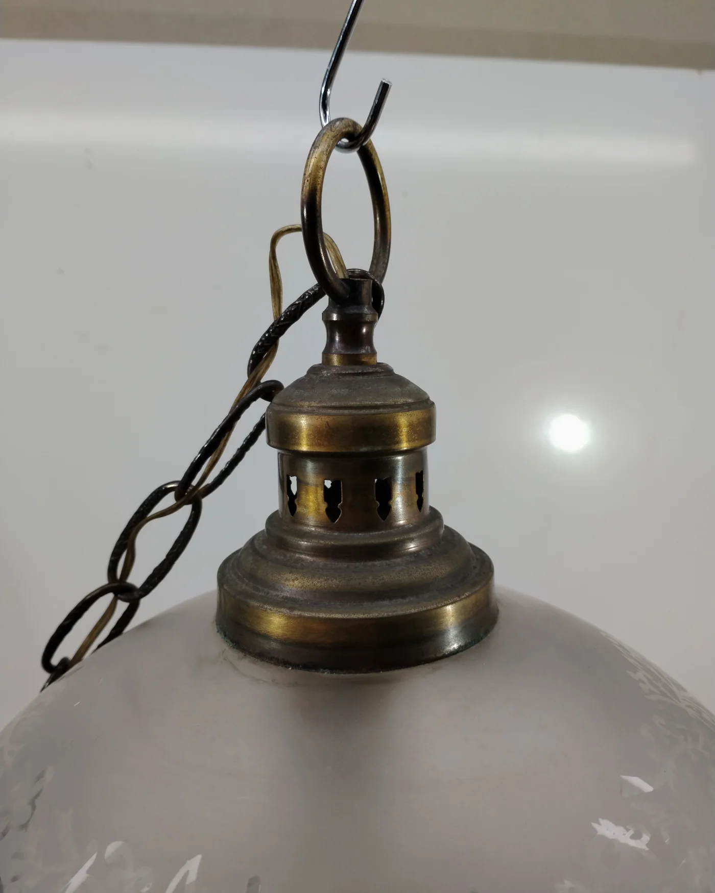 Lámpara colgante antigua con pantalla de vidrio esmerilado y detalles en latón - imagen 4