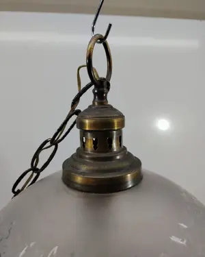 Lámpara colgante antigua con pantalla de vidrio esmerilado y detalles en latón - miniatura 4