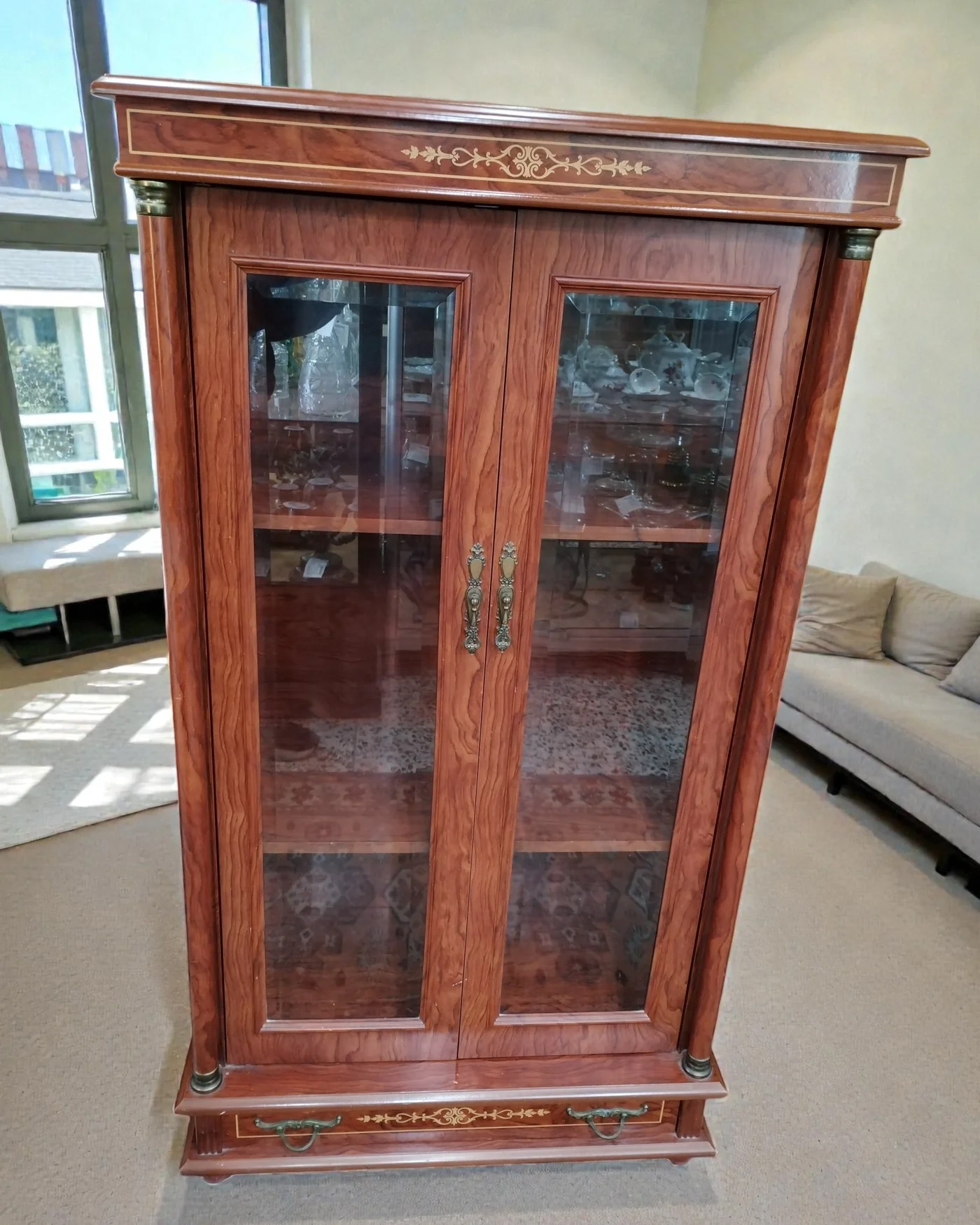 Vitrina clásica de madera con puertas de cristal y cajón - imagen 1