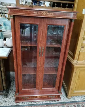 Vitrina clásica de madera con puertas de cristal y cajón - miniatura 2