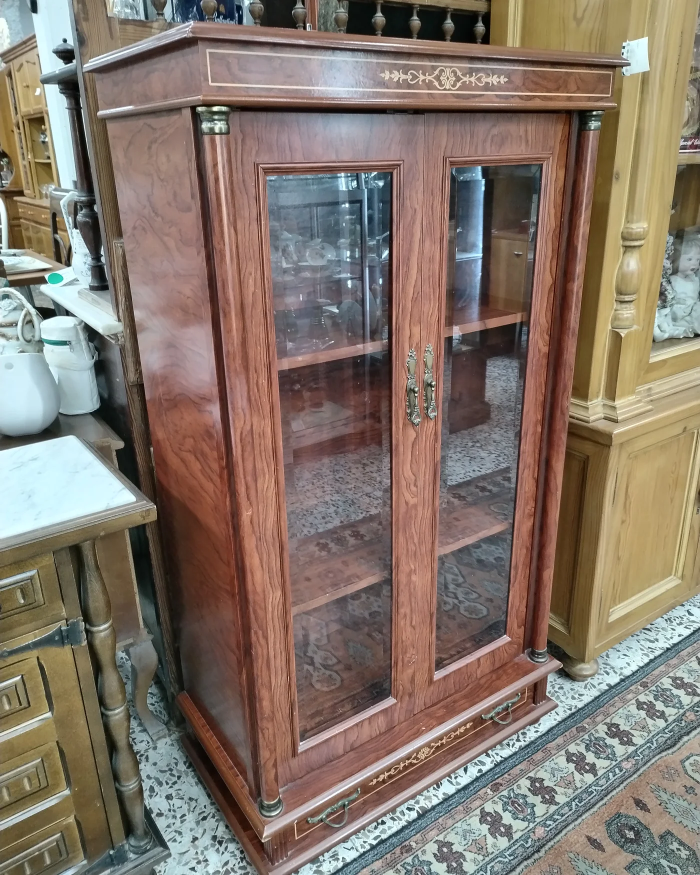 Vitrina clásica de madera con puertas de cristal y cajón - imagen 3