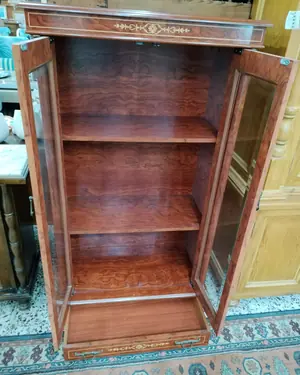 Vitrina clásica de madera con puertas de cristal y cajón - miniatura 4