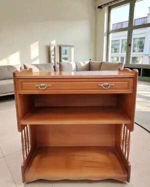 Mesa auxiliar vintage de madera con cajón y repisas - miniatura 1