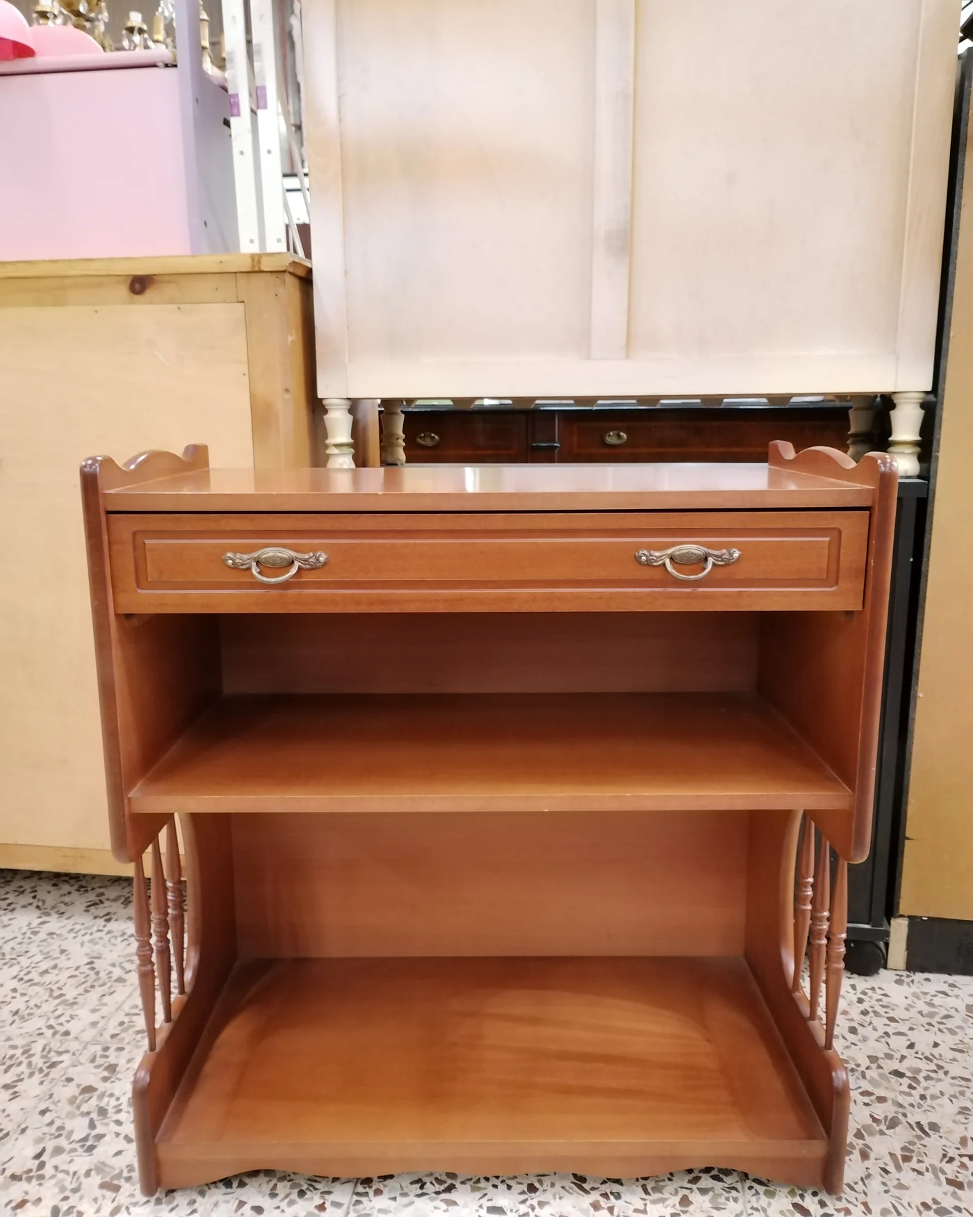 Mesa auxiliar vintage de madera con cajón y repisas - imagen 2