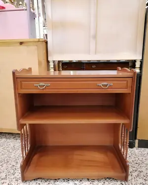 Mesa auxiliar vintage de madera con cajón y repisas - miniatura 2