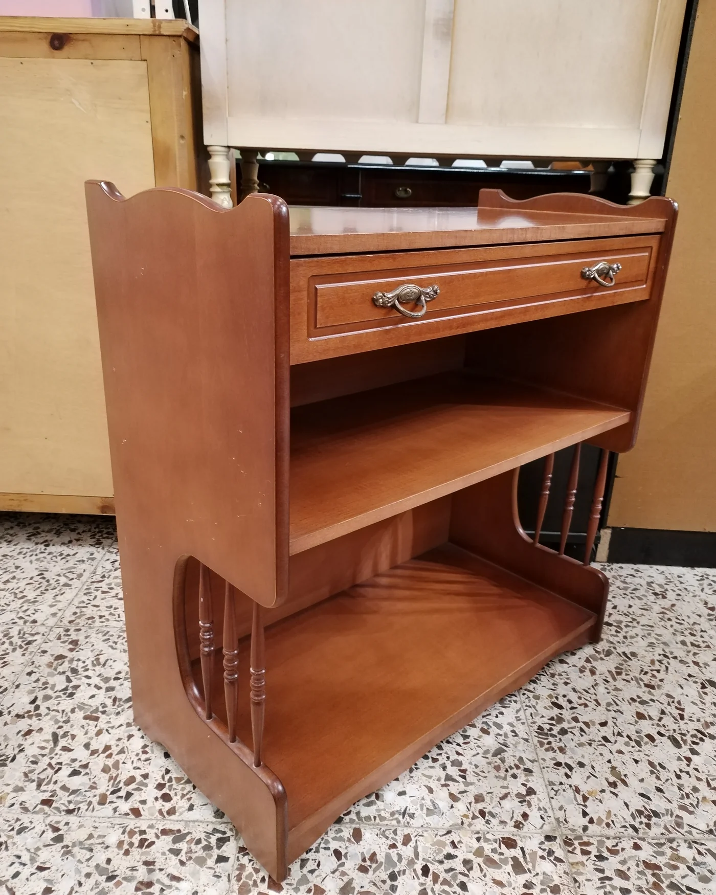 Mesa auxiliar vintage de madera con cajón y repisas - imagen 3