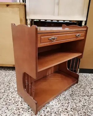 Mesa auxiliar vintage de madera con cajón y repisas - miniatura 3