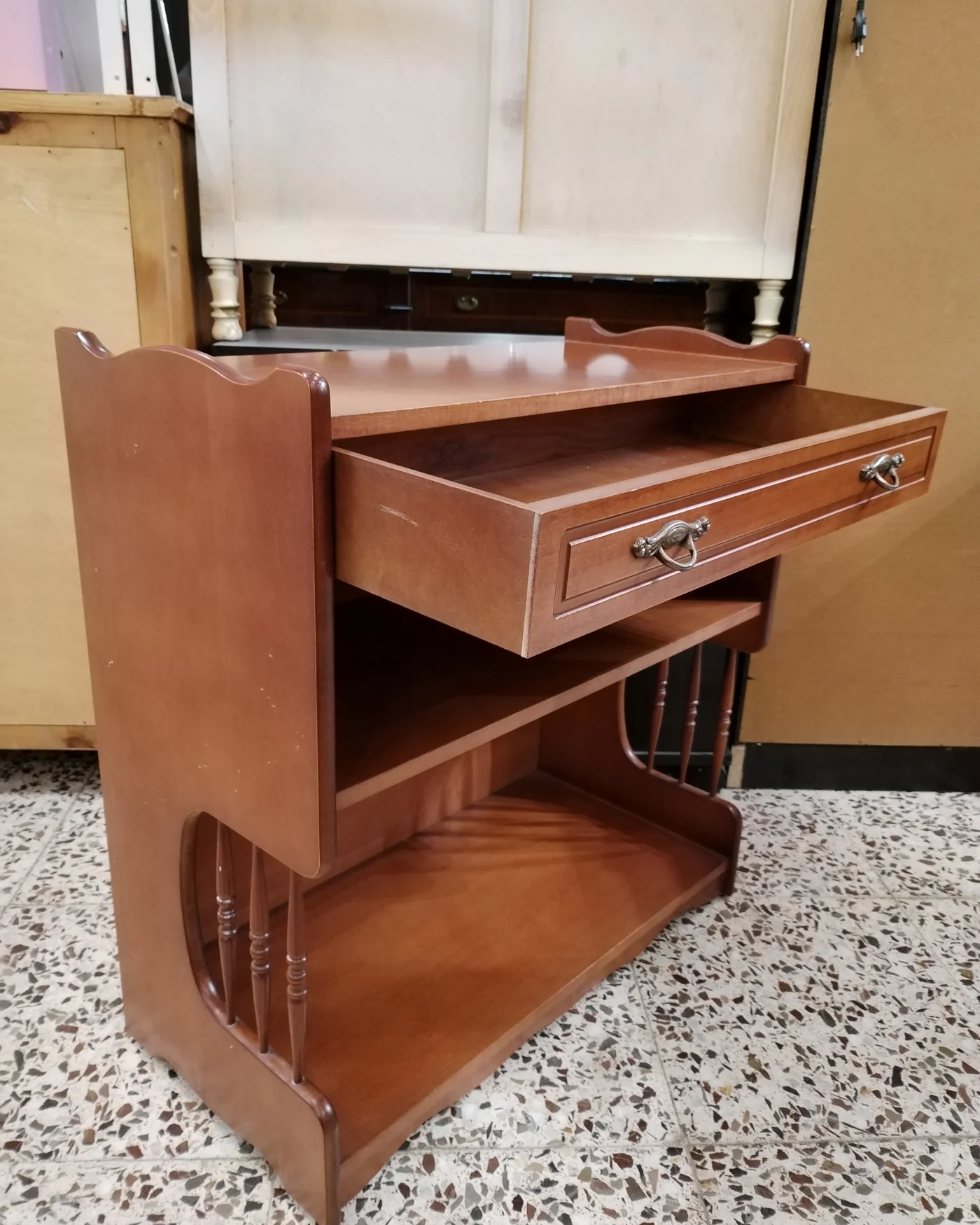 Mesa auxiliar vintage de madera con cajón y repisas - imagen 4