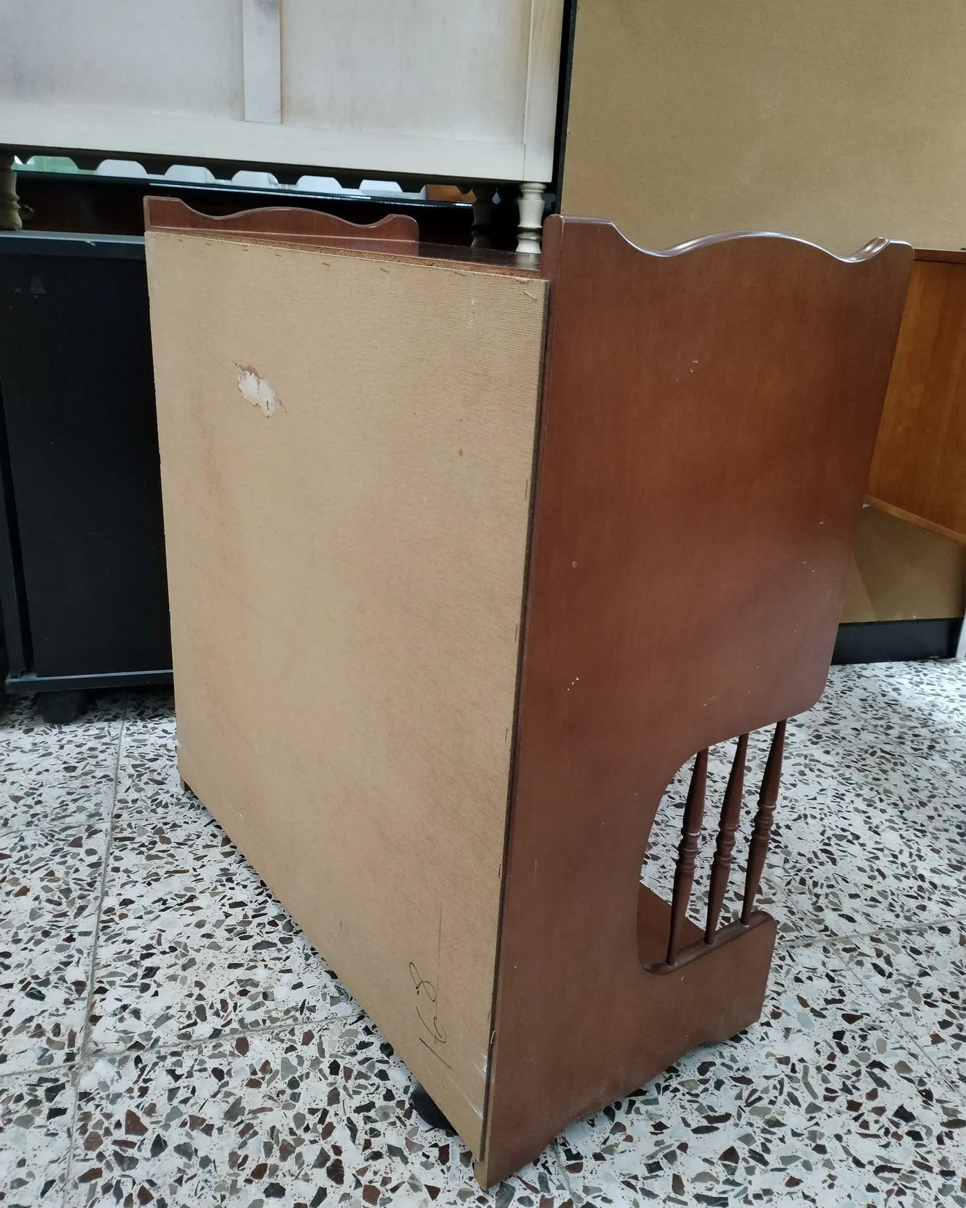Mesa auxiliar vintage de madera con cajón y repisas - imagen 5