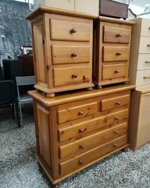 Conjunto de cómoda y mesitas de noche en pino - miniatura 2