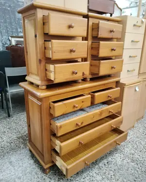 Conjunto de cómoda y mesitas de noche en pino - miniatura 5