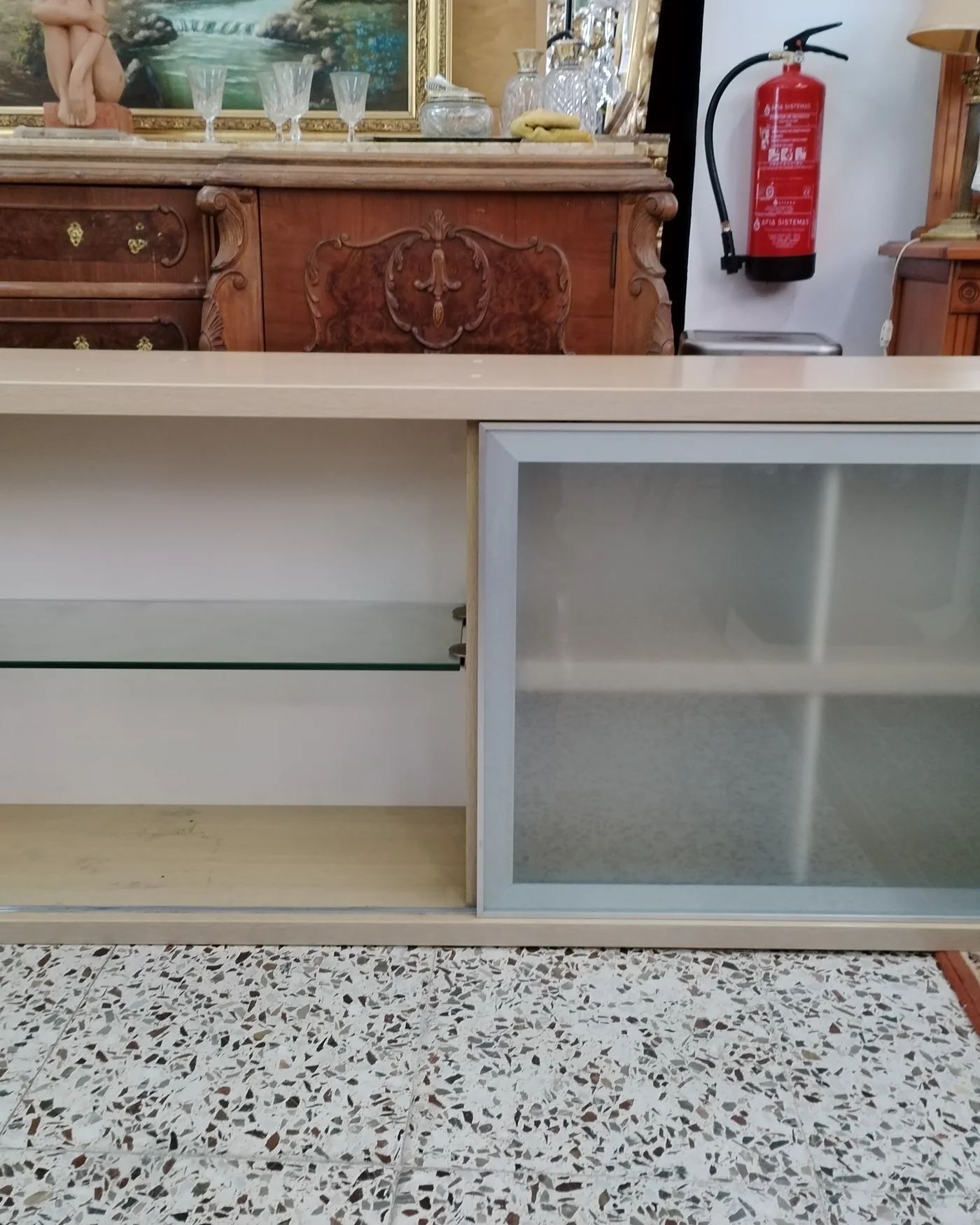 Estante de pared estilo moderno con puerta de cristal - imagen 3