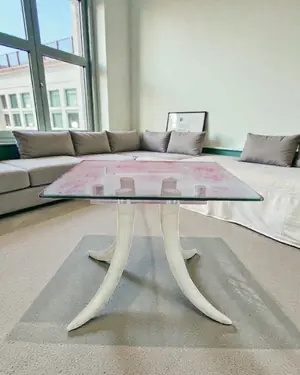 Mesa auxiliar con cuatro colmillos de elefante - miniatura 1