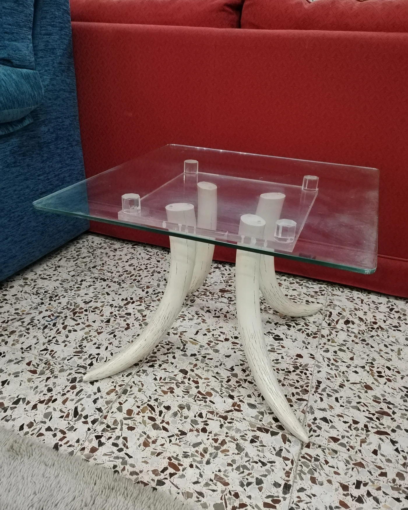 Mesa auxiliar con cuatro colmillos de elefante - imagen 3