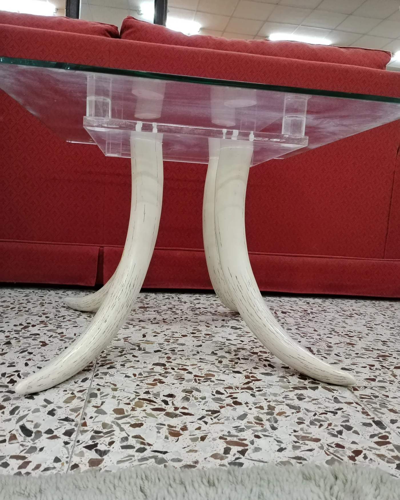 Mesa auxiliar con cuatro colmillos de elefante - imagen 4