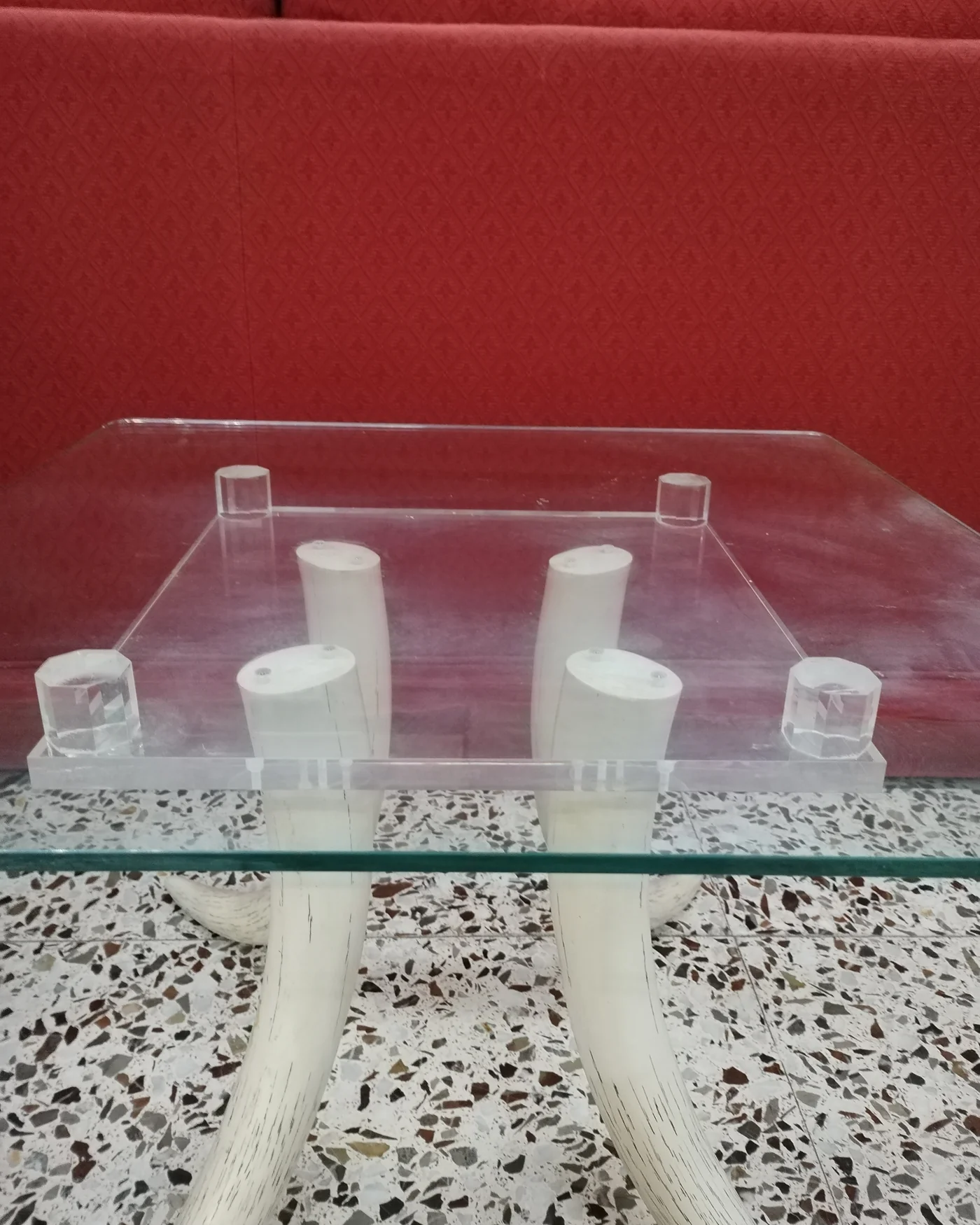 Mesa auxiliar con cuatro colmillos de elefante - imagen 6