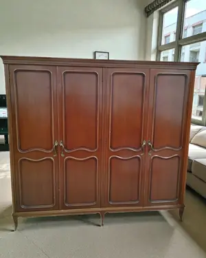 Armario de madera de cuatro puertas con estilo clásico - miniatura 1