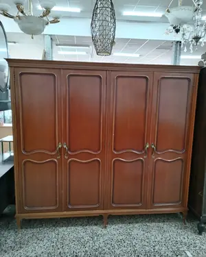 Armario de madera de cuatro puertas con estilo clásico - miniatura 2