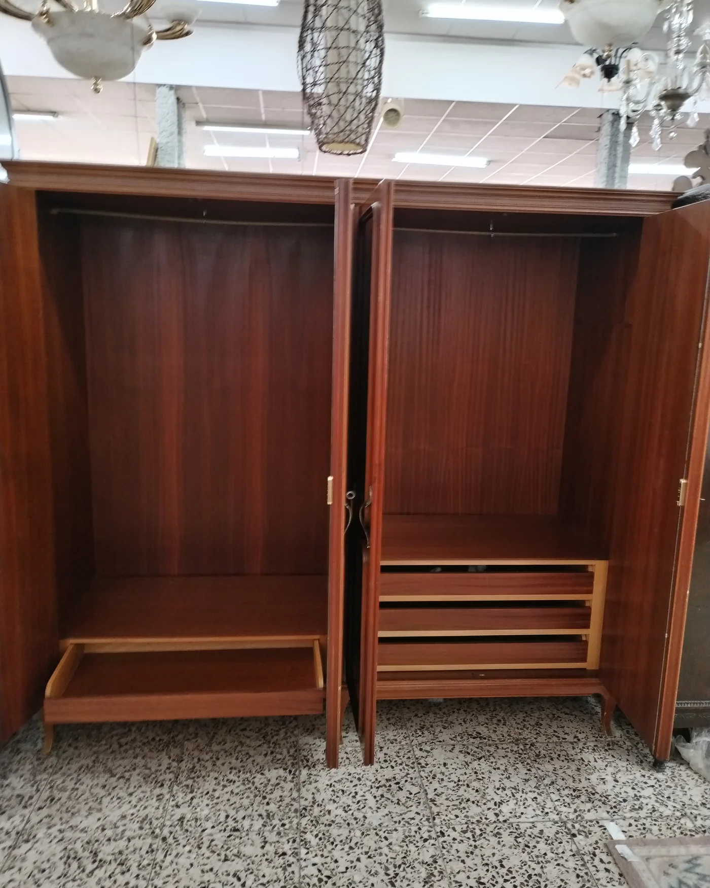 Armario de madera de cuatro puertas con estilo clásico - imagen 4