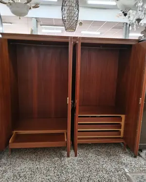 Armario de madera de cuatro puertas con estilo clásico - miniatura 4