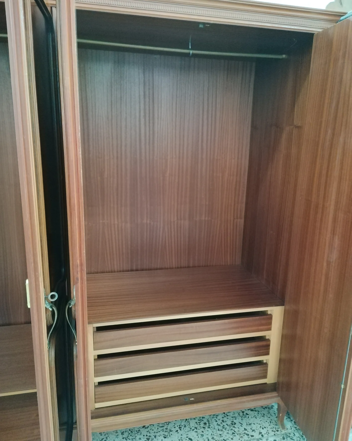 Armario de madera de cuatro puertas con estilo clásico - imagen 5