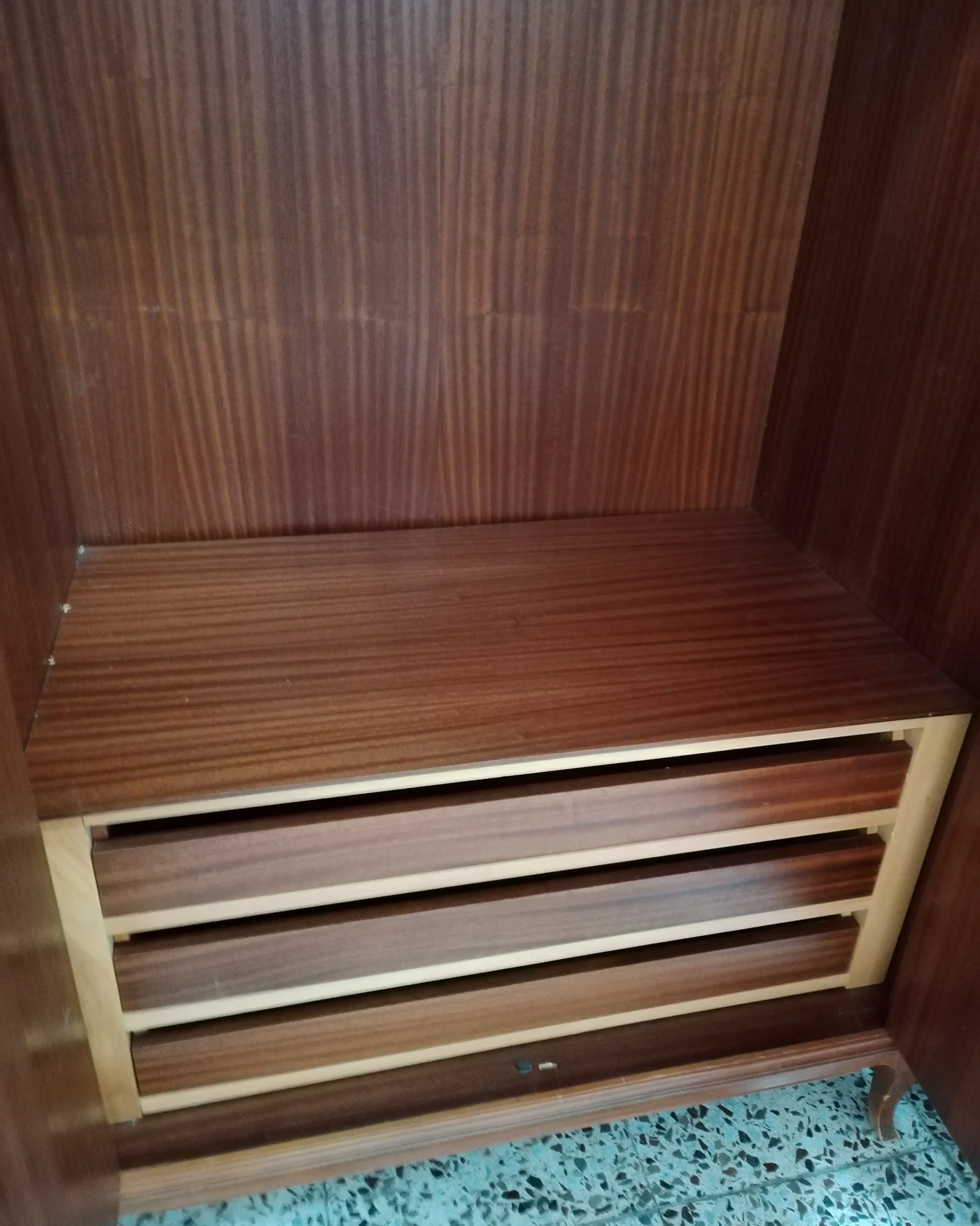 Armario de madera de cuatro puertas con estilo clásico - imagen 6