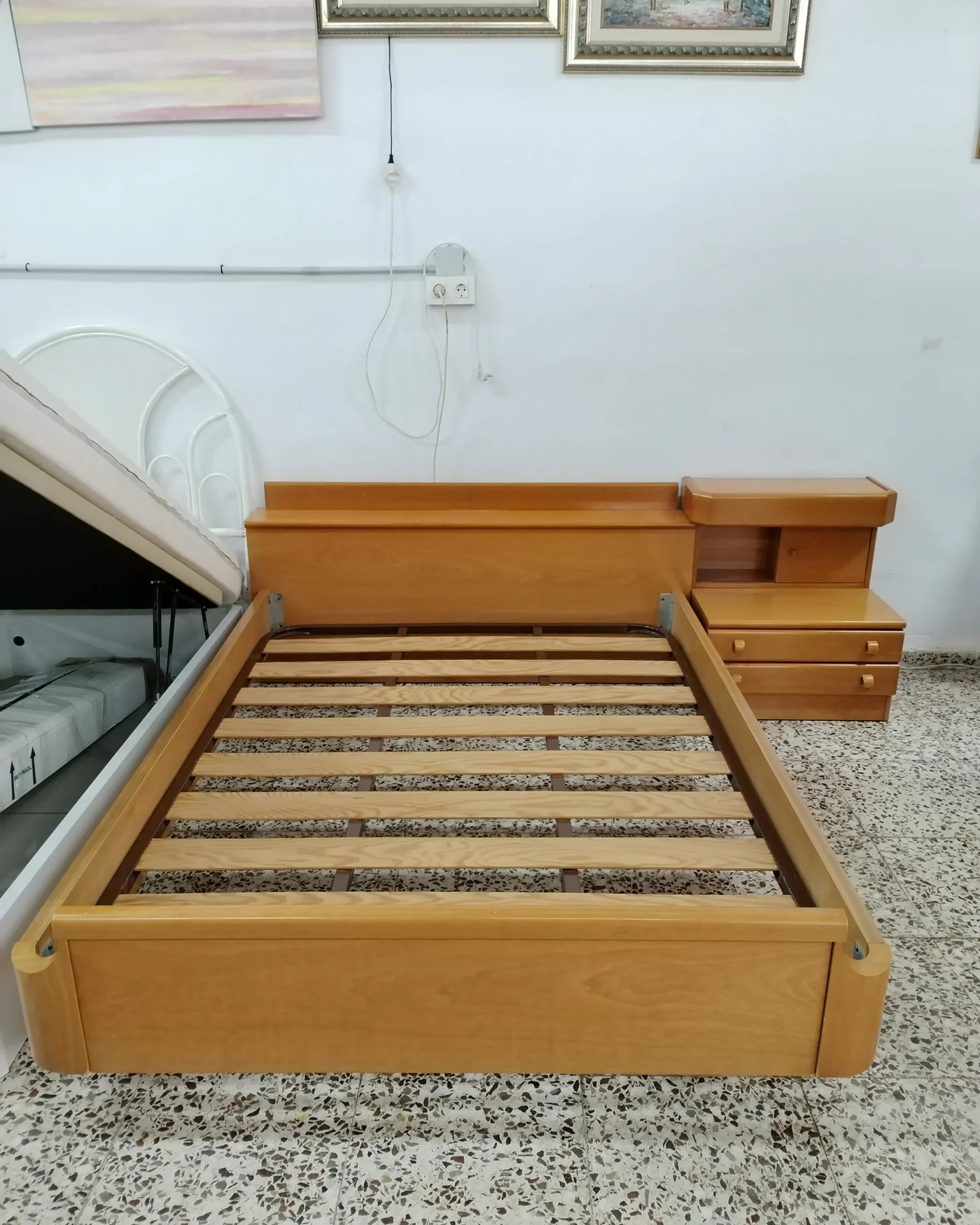 Estructura de cama con mesita de noche integrada - imagen 2