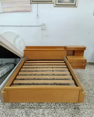 Estructura de cama con mesita de noche integrada - miniatura 2