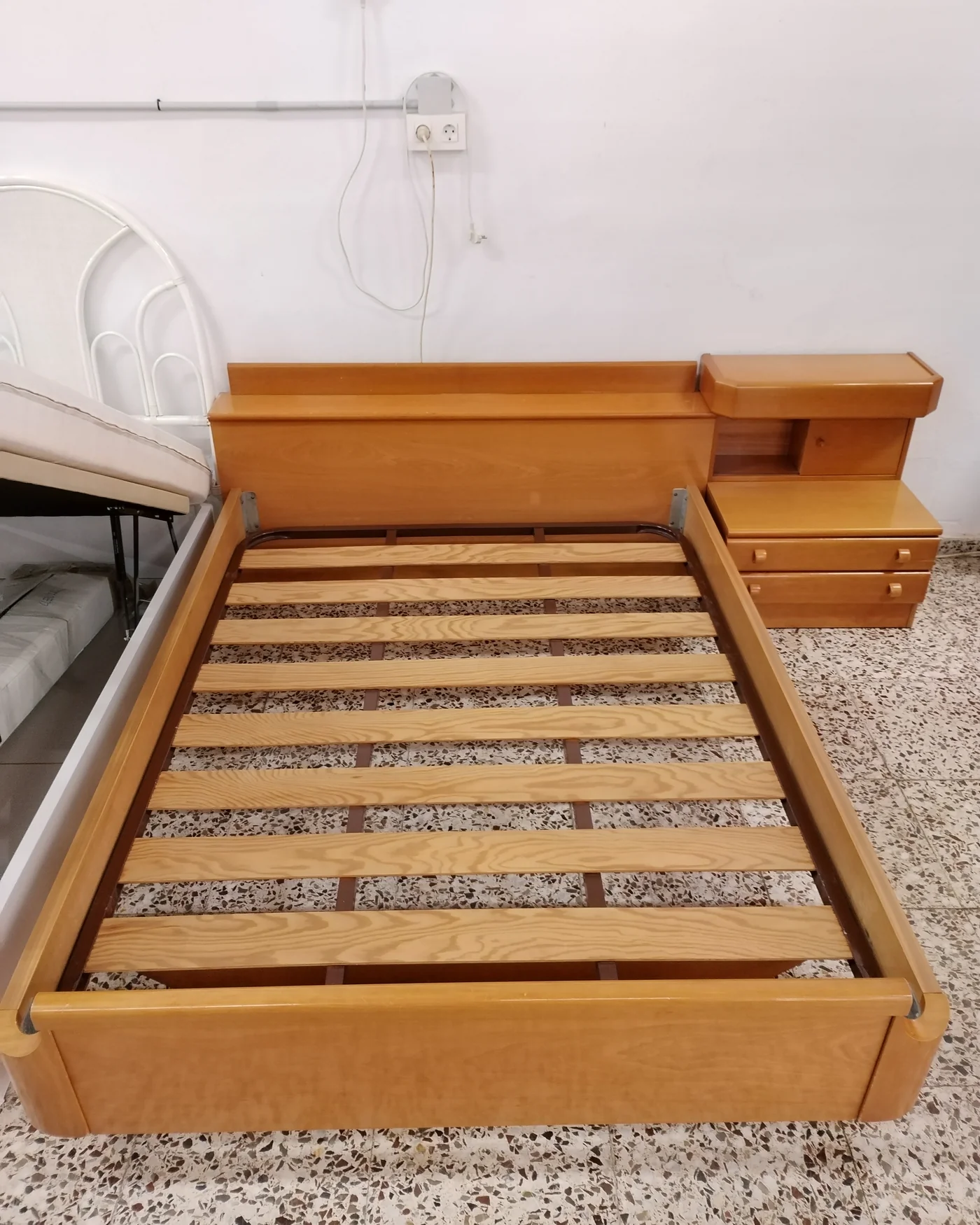 Estructura de cama con mesita de noche integrada - imagen 3
