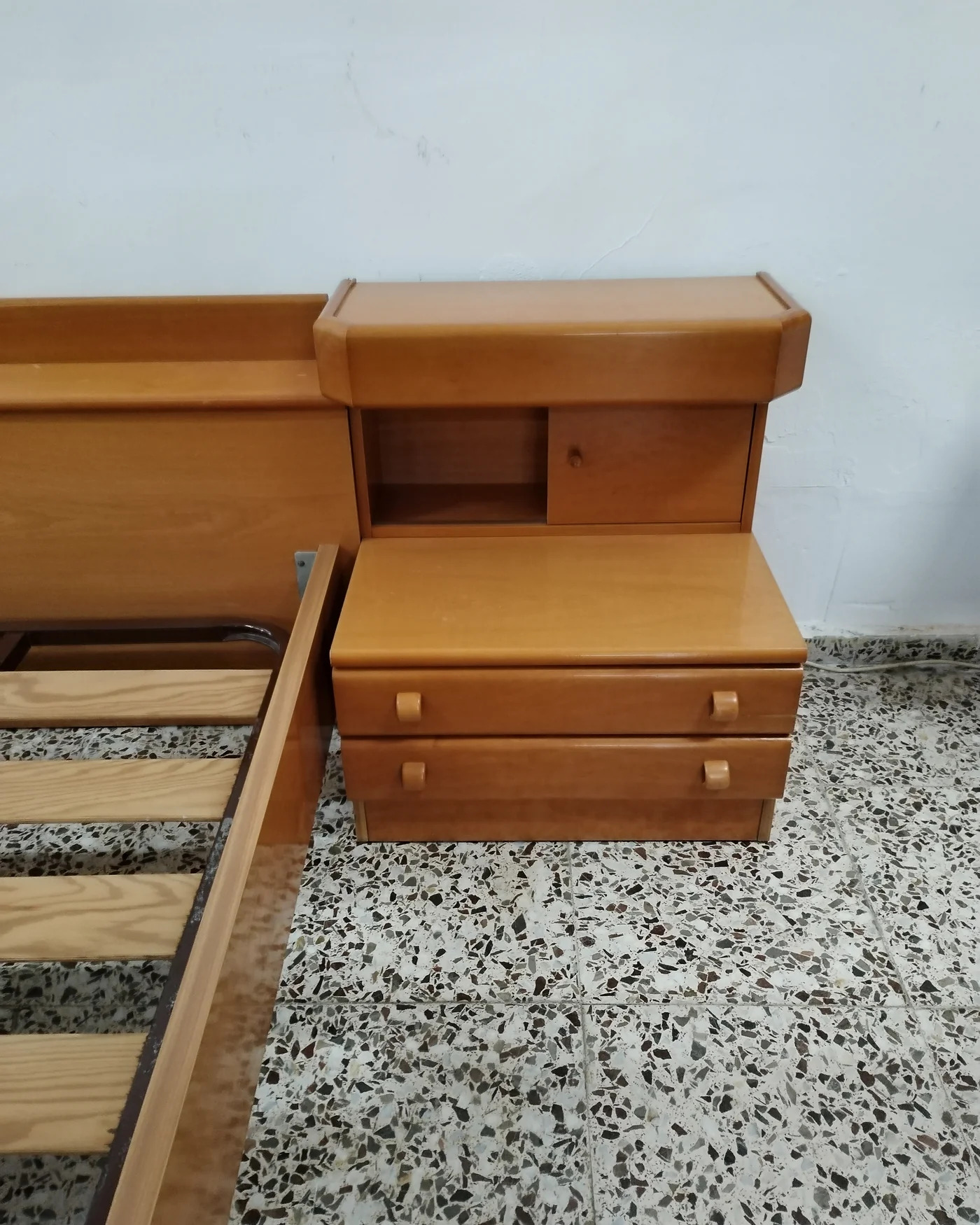 Estructura de cama con mesita de noche integrada - imagen 4