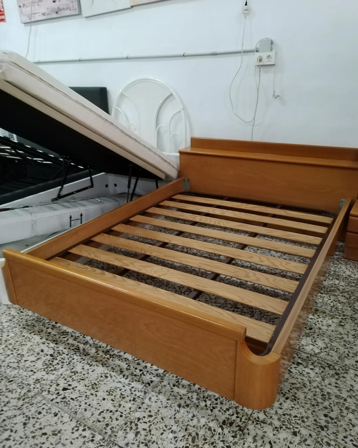 Estructura de cama con mesita de noche integrada - imagen 5