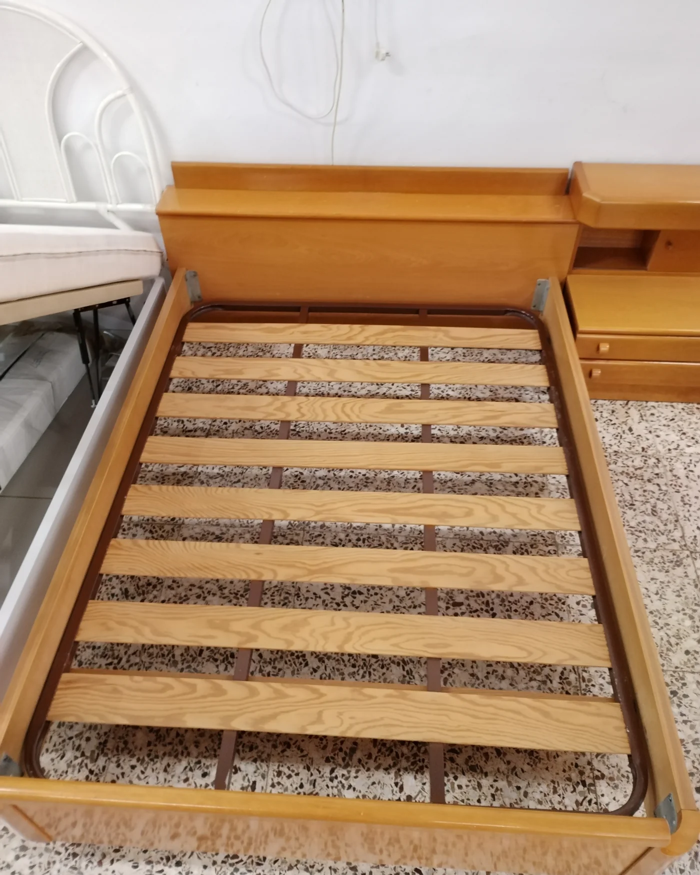 Estructura de cama con mesita de noche integrada - imagen 7