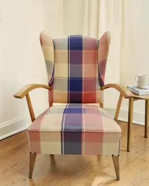 Sillón orejero tapizado en cuadros - miniatura 1