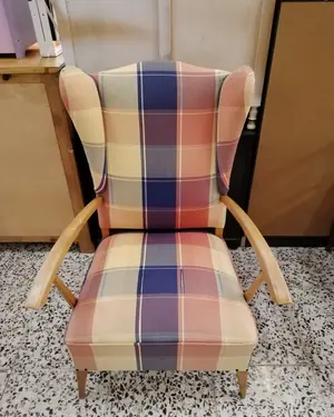 Sillón orejero tapizado en cuadros - miniatura 2