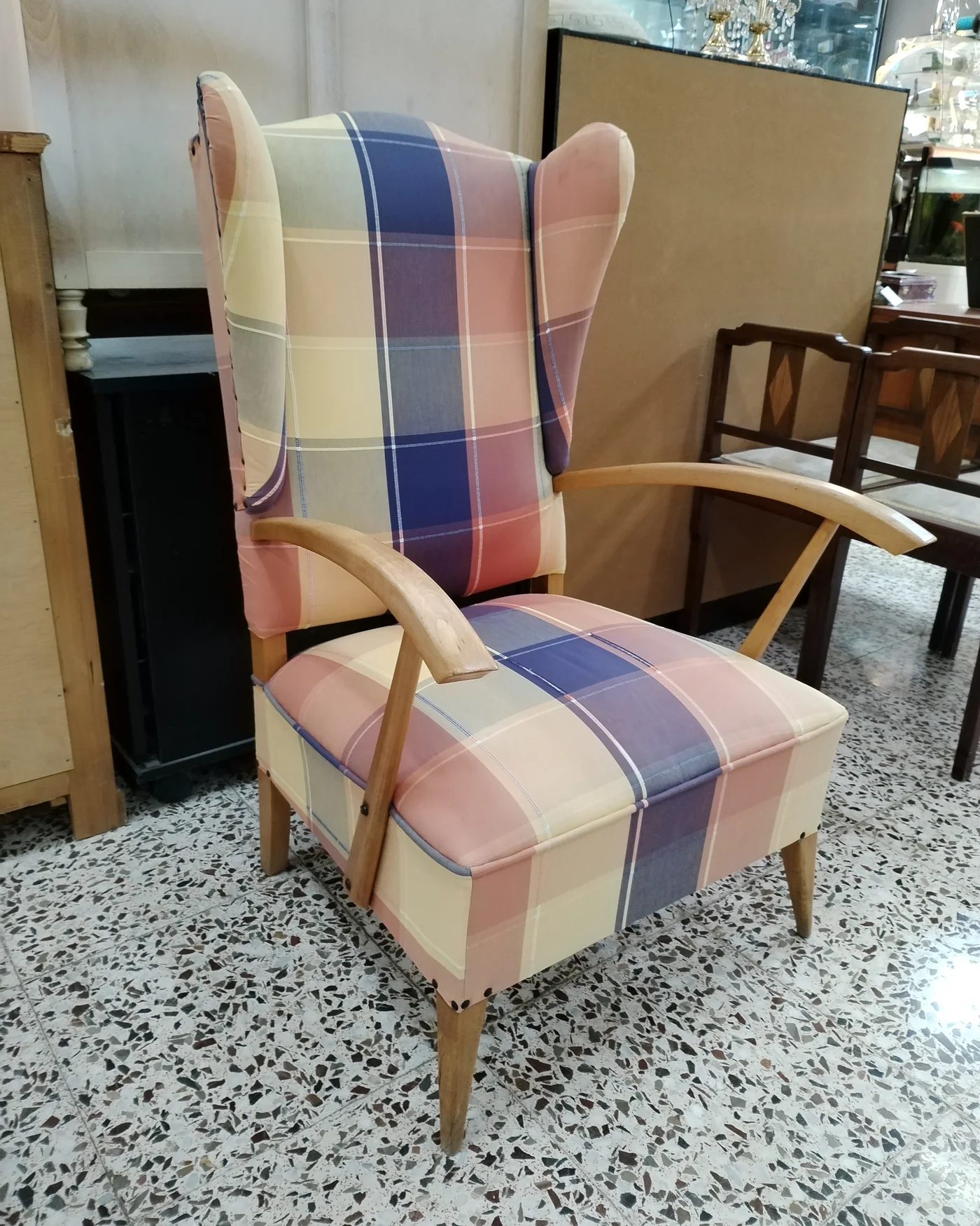 Sillón orejero tapizado en cuadros - imagen 3