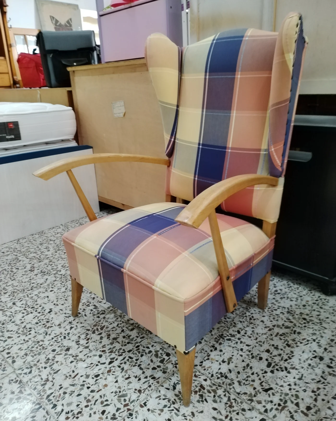 Sillón orejero tapizado en cuadros - imagen 4