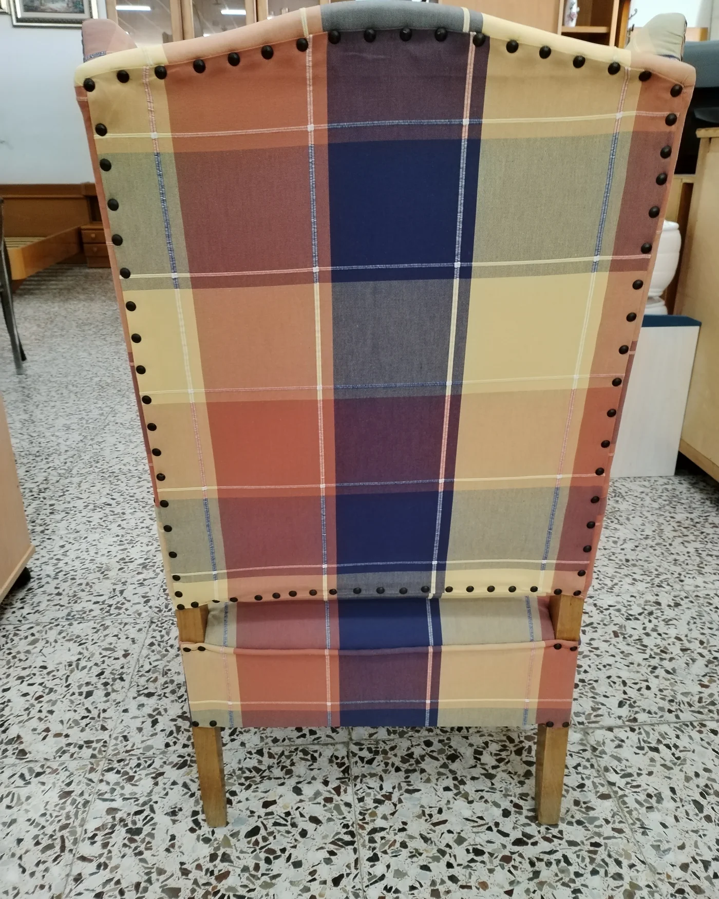 Sillón orejero tapizado en cuadros - imagen 6