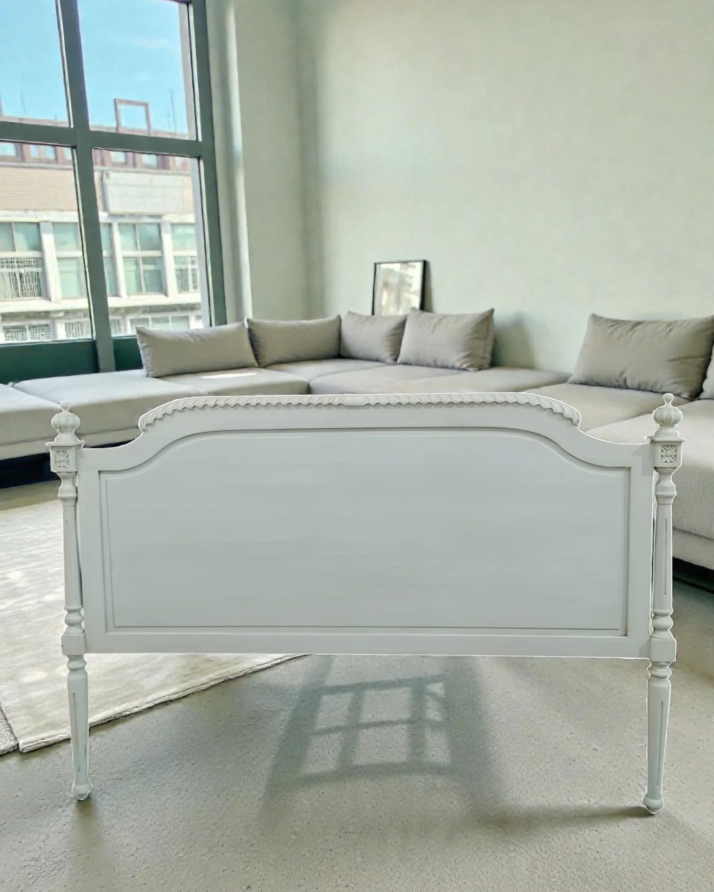 Cabecero de cama vintage en madera pintada de blanco - imagen 1