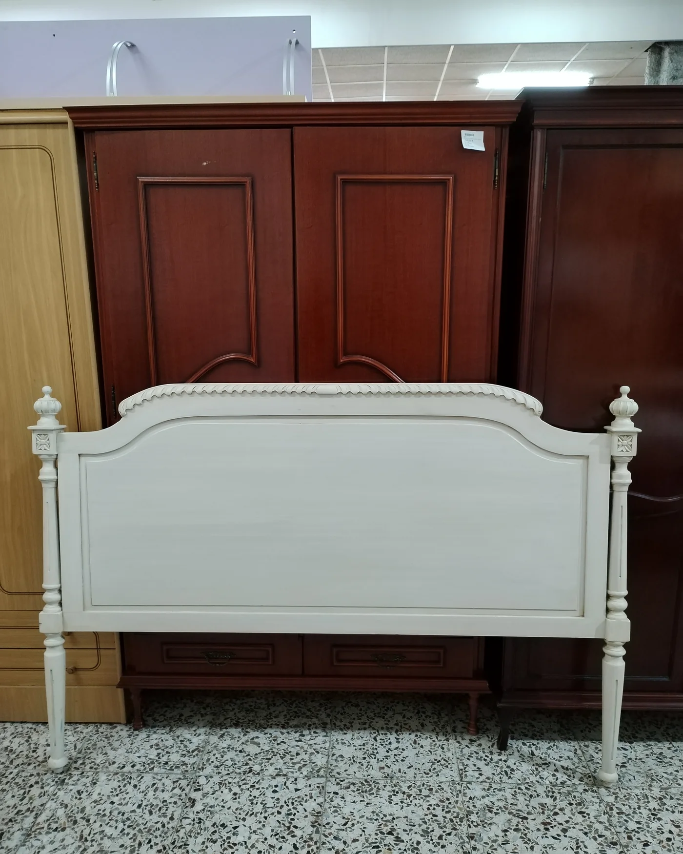 Cabecero de cama vintage en madera pintada de blanco - imagen 2