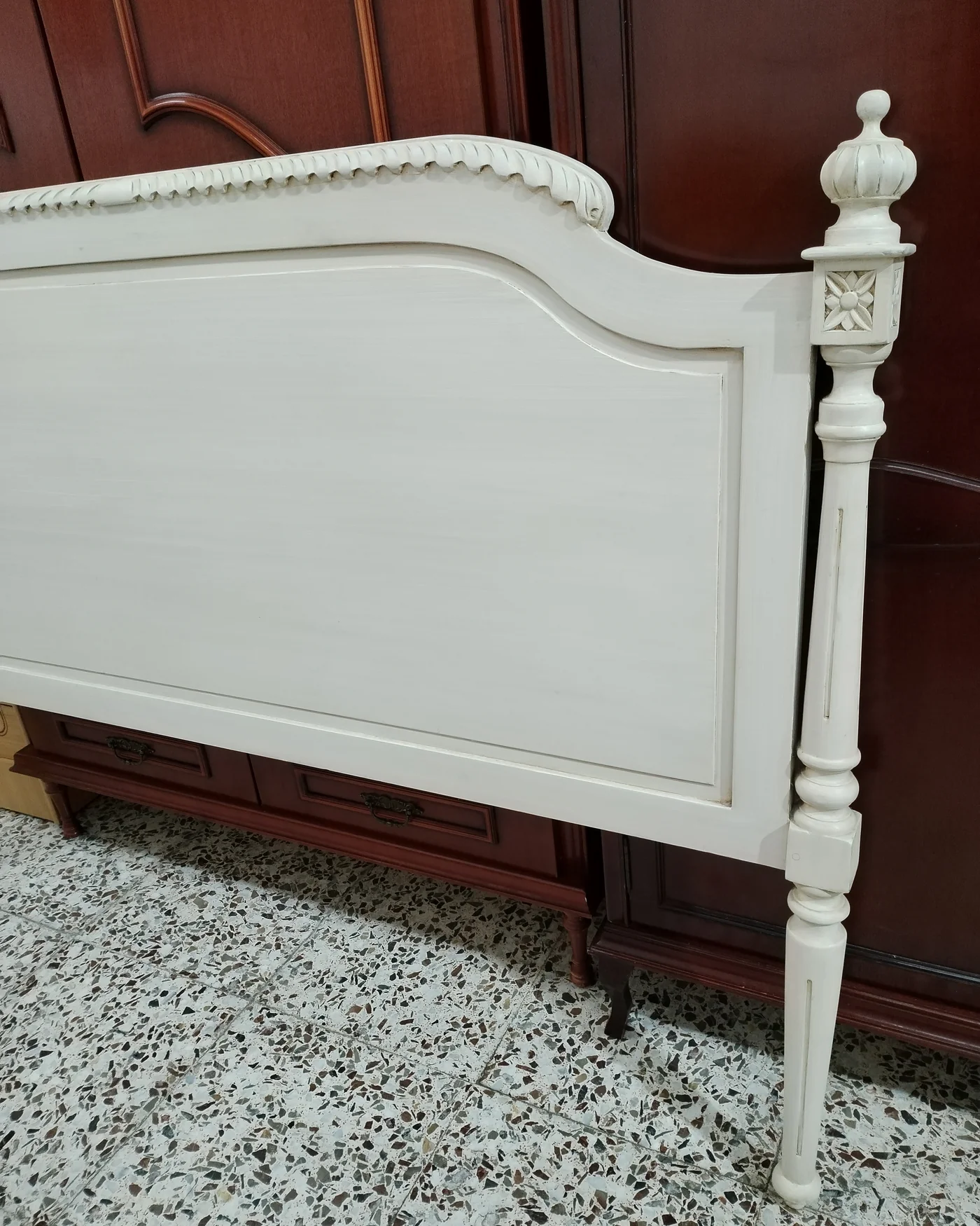 Cabecero de cama vintage en madera pintada de blanco - imagen 3