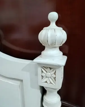 Cabecero de cama vintage en madera pintada de blanco - miniatura 4