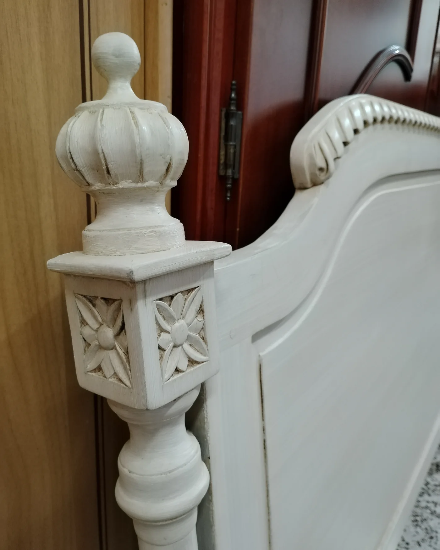 Cabecero de cama vintage en madera pintada de blanco - imagen 5