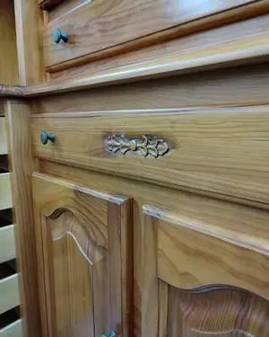 Gran vitrina de pino con cristal y cajones - miniatura 6