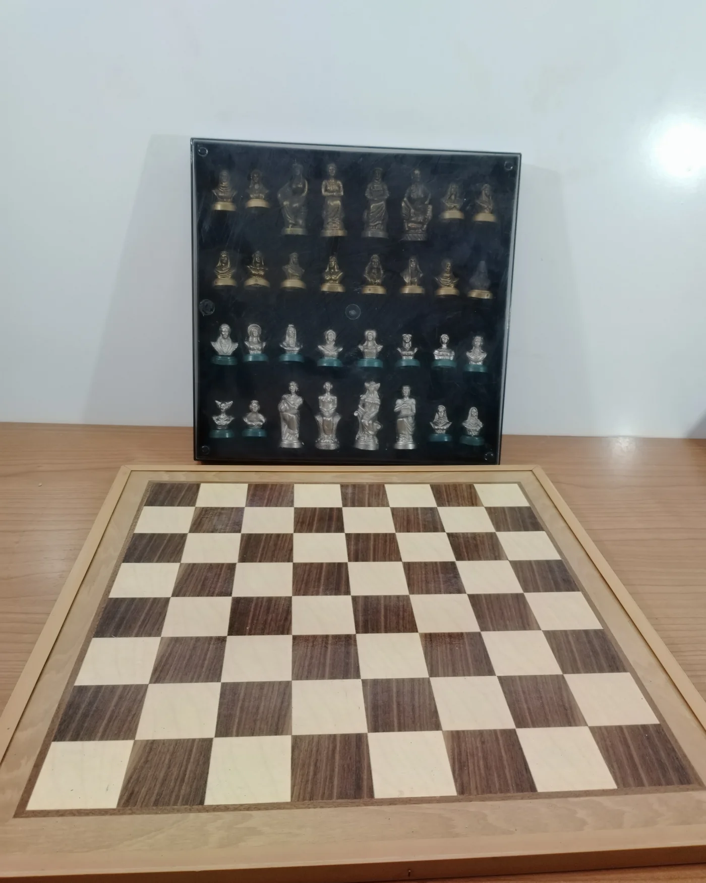 Ajedrez de bronce con tablero de madera - imagen 1