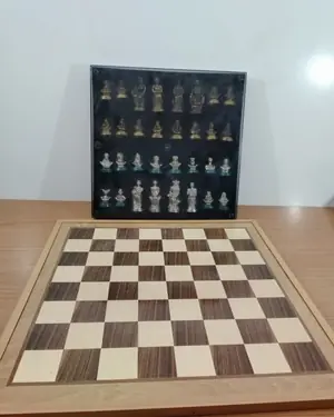 Ajedrez de bronce con tablero de madera - miniatura 1